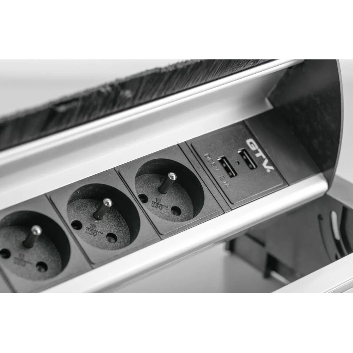 Rozetė 3-jų lizdų su šepetėliu, 3× SCHUKO, 2× USB-A 2,1 A, kabelis 1,5 m, aliuminis. 1
